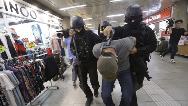 Во время антитеррористических учений на станции метро в Сеуле, Южная Корея. 22 августа 2017