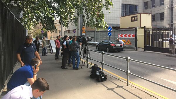 Журналисты у здания СК, где допрашивают Серебренникова. 22 августа 2017