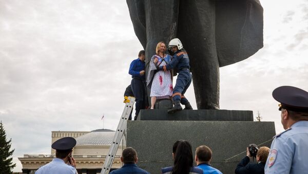 Жительница Новосибирска приковала себя цепями к памятнику Ленина