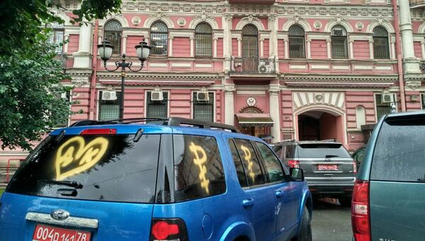 Дипломатические автомобили возле генерального консульства США в Санкт-Петербурге. Архивное фото