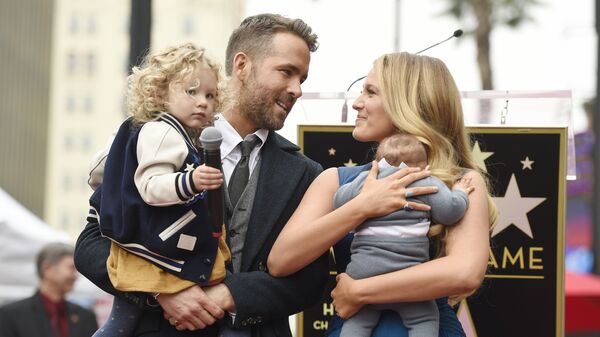 Актер Райан Рейнольдс с женой Блейк Лайвли и детьми во время церемонии награждения его звездой на Голливудской Аллее славы