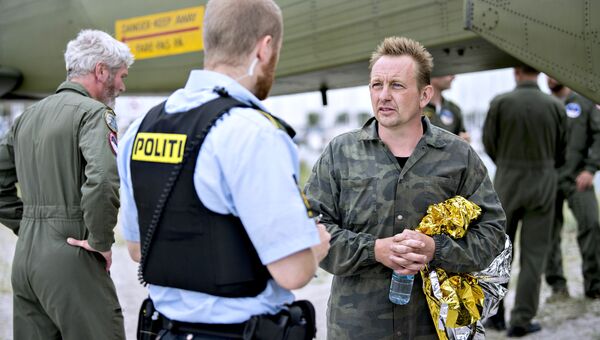 Изобретатель Петер Мадсен беседует с полицейским в порту Драгоер к югу от Копенгагена. 11 августа 2017