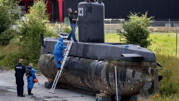 Полицейские обследуют подлодку Nautilus в порту Копенгагена. Архивное фото