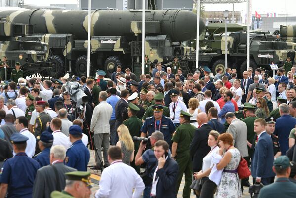 Посетители на открытии международного военно-технического форума Армия-2017