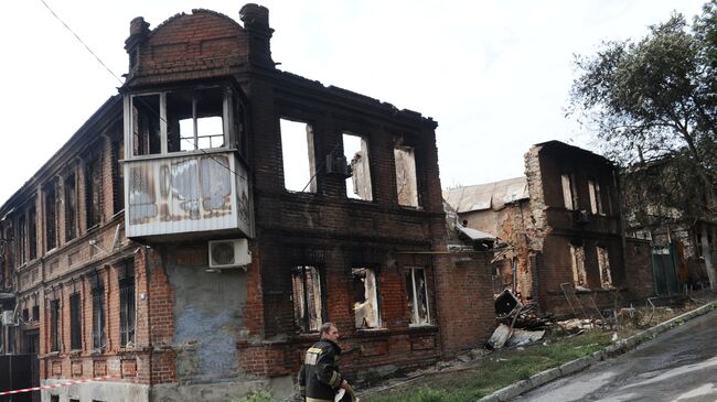 Сотрудники МЧС во время ликвидации последствий пожара в Ростове-на-Дону. 22 августа 2017