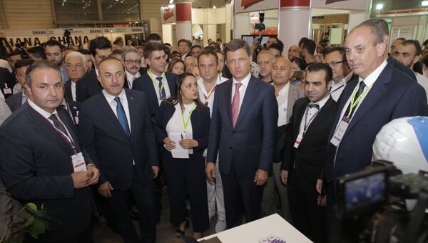 Георгий Каламанов, глава МИД Турции Мевлют Чавушоглу и министр энергетики РФ Александр Новак на  выставке в Измире