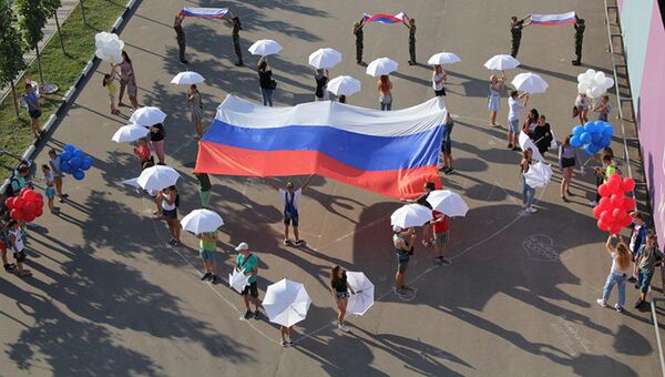 Участники флешмоб Я люблю Россию, приуроченный ко Дню государственного флага в Реутове. 22 августа 2017