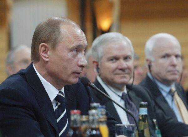 Владимир Путин, Роберт Гейтс и Джон Маккейн (слева направо) во время выступления на 43-й Мюнхенской конференции. 