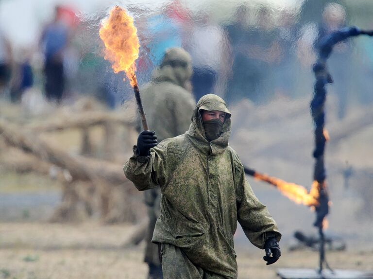 Военнослужащие во время показательных выступлений в рамках Международного военно-технического форума Южного округа Армия-2017 на полигоне Кадамовский в Ростовской области