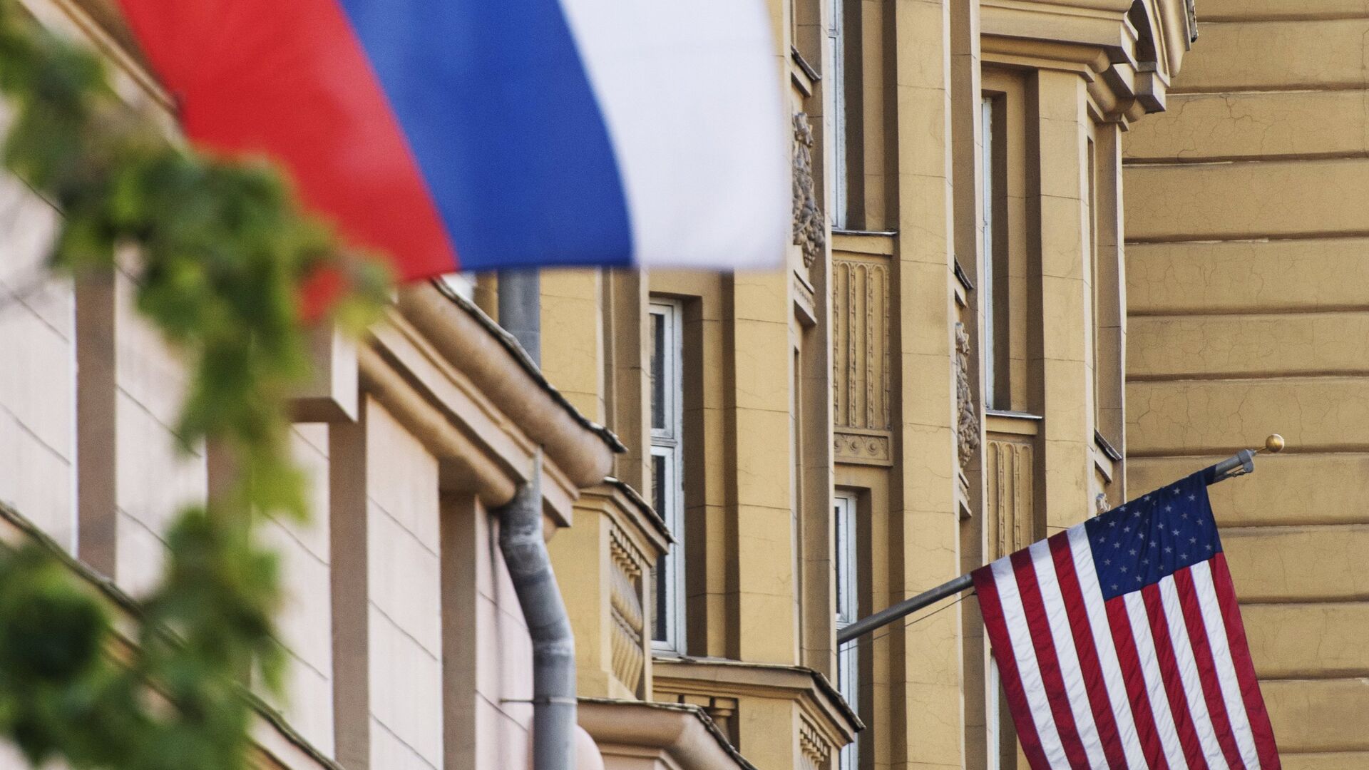 Флаги России и США на здании американского посольства в Москве - РИА Новости, 1920, 12.02.2021