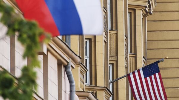 Флаги России и США на здании американского посольства в Москве. Архивное фото