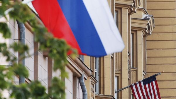 Государственные флаги России и США на здании американского посольства в Москве. 22 августа 2017