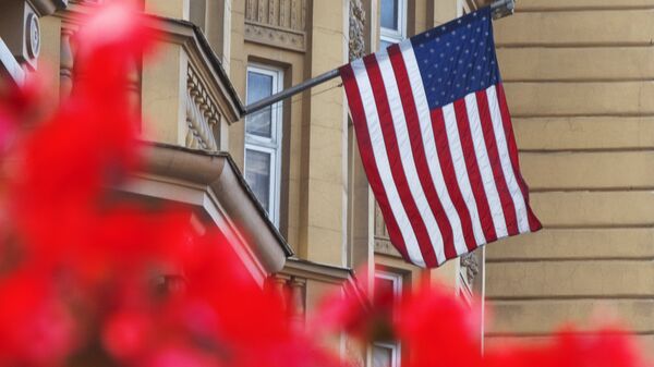 Государственный флаг США на здании американского посольства в Москве Государственный флаг США на здании американского посольства в Москве
