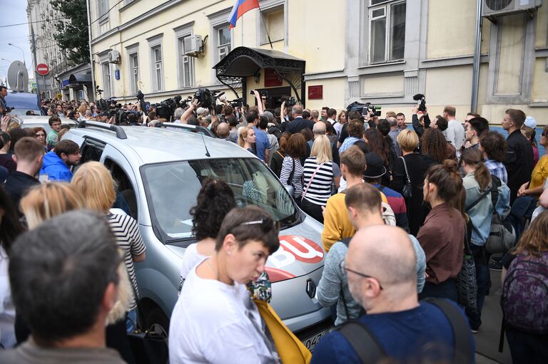 Люди, пришедшие поддержать режиссера Кирилла Серебренникова к зданию Басманного суда. 23 августа 2017