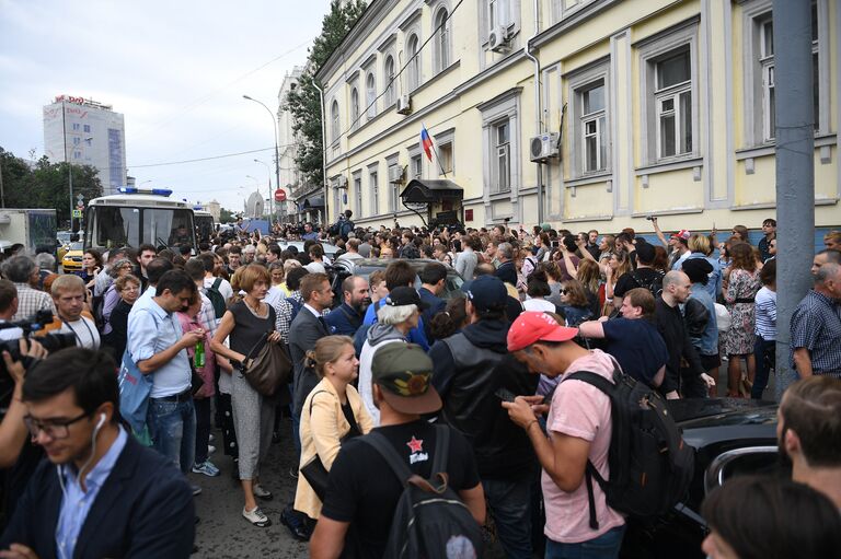 Люди, пришедшие поддержать режиссера Кирилла Серебренникова к зданию Басманного суда. 23 августа 2017