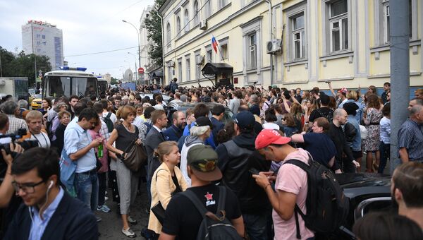 Люди, пришедшие поддержать режиссера Кирилла Серебренникова к зданию Басманного суда. 23 августа 2017