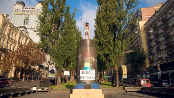 Активистка Femen во время акции в Киеве. 23 августа 2017