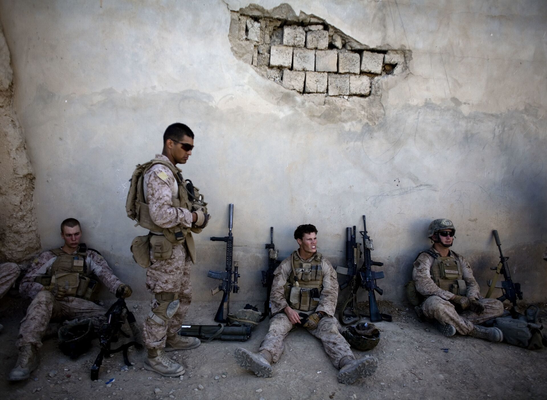 Морские пехотинцы США отдыхают во время патрулирования города Сангин в Афганистане. 3 ноября 2011  - РИА Новости, 1920, 18.09.2020