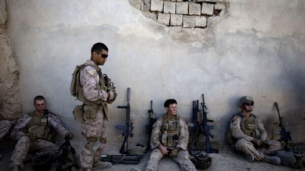 Морские пехотинцы США отдыхают во время патрулирования города Сангин в Афганистане. 3 ноября 2011