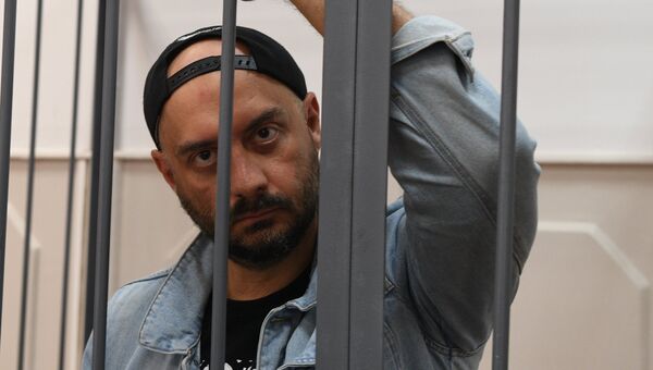 Режиссер Кирилл Серебренников, обвиняемый в организации крупного мошенничества, на заседании Басманного суда в Москве, где рассматривается ходатайство следствия о его аресте