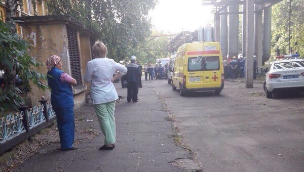 Автомобили скорой помощи и полиции на месте убийства на территории завода ГАЗ в Нижнем Новгороде. 23 августа 2017