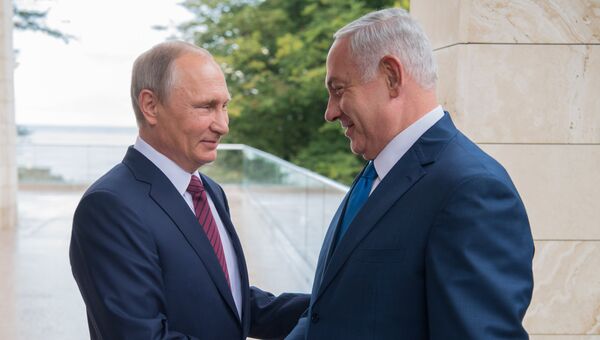 Президент РФ Владимир Путин и премьер-министр Израиля Биньямин Нетаньяху во время встречи. Архивное фото