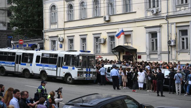 Акция в поддержку Кирилла Серебренникова у Басманного суда. 23 августа 2017