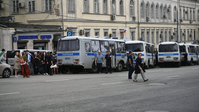 Акция в поддержку Кирилла Серебренникова у Басманного суда. 23 августа 2017