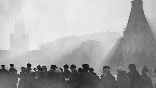 Очередь в Мавзолей В.И.Ленина на Красной площади в Москве. 1930-е гг.