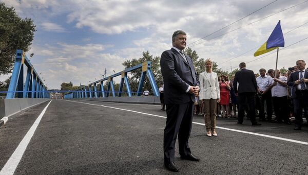 Президент Украины Петр Порошенко во время церемонии открытия моста через реку Северский Донец в Изюме. 22 августа 2017