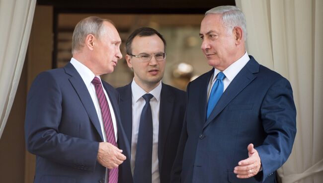 резидент РФ Владимир Путин и премьер-министр Израиля Биньямин Нетаньяху во время встречи. 23 августа 2017