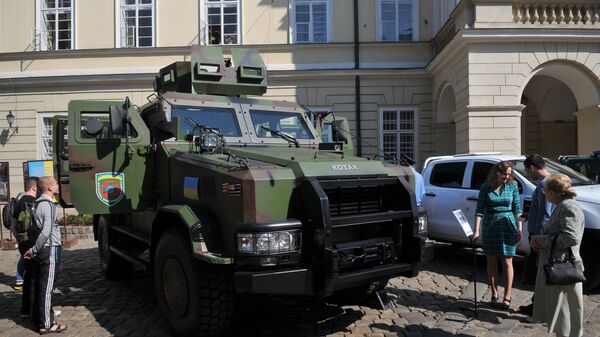 Бронеавтомобиль Козак-2 во время демонстрации техники на площади Рынок во Львове. 26 мая 2016