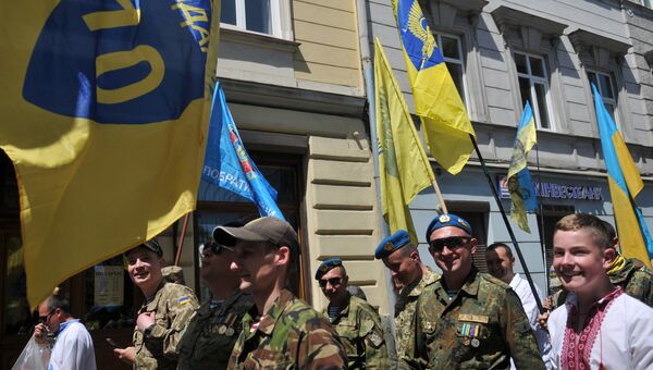 Военнослужащие ВСУ на марше в День Героев во Львове. 28 мая 2017