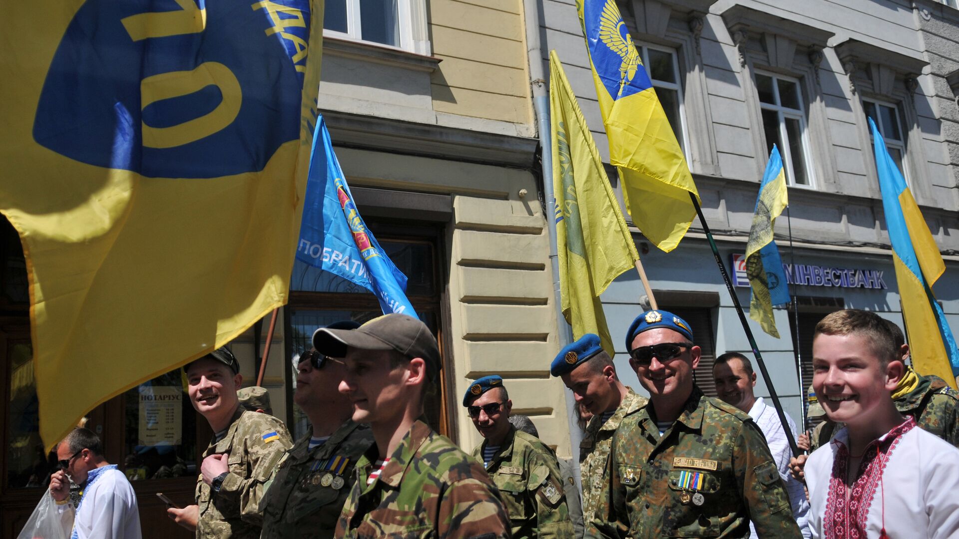 Военнослужащие ВСУ на марше в День Героев во Львове. 28 мая 2017  - РИА Новости, 1920, 02.09.2022