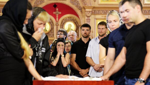На церемонии прощания с погибшим чемпионом мира и Европы по пауэрлифтингу Андреем Драчевым в Хабаровске. 24 августа 2017