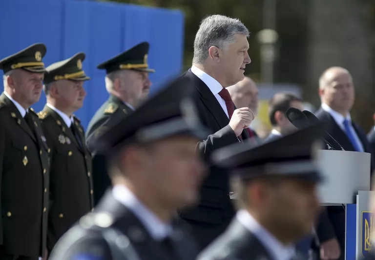Президент Украины Петр Порошенко выступает на параде в честь Дня независимости в Киеве. 24 августа 2017 Президент Украины Петр Порошенко выступает на параде в честь Дня независимости в Киеве. 24 августа 2017