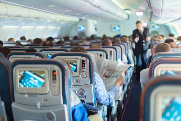 Пассажиры в салоне самолета 
