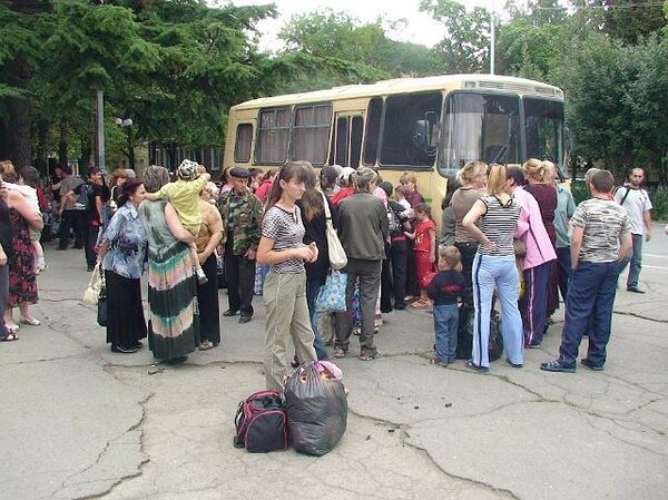 Женщины и дети, эвакуированные из Южной Осетии