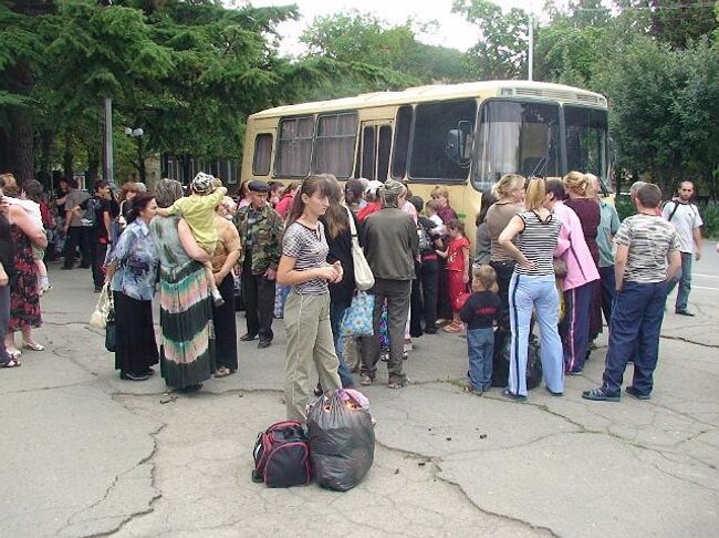 Женщины и дети, эвакуированные из Южной Осетии