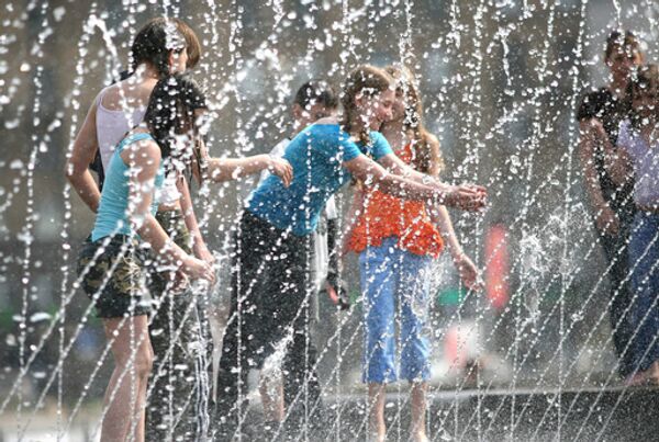 Дети у фонтана в жаркую погоду