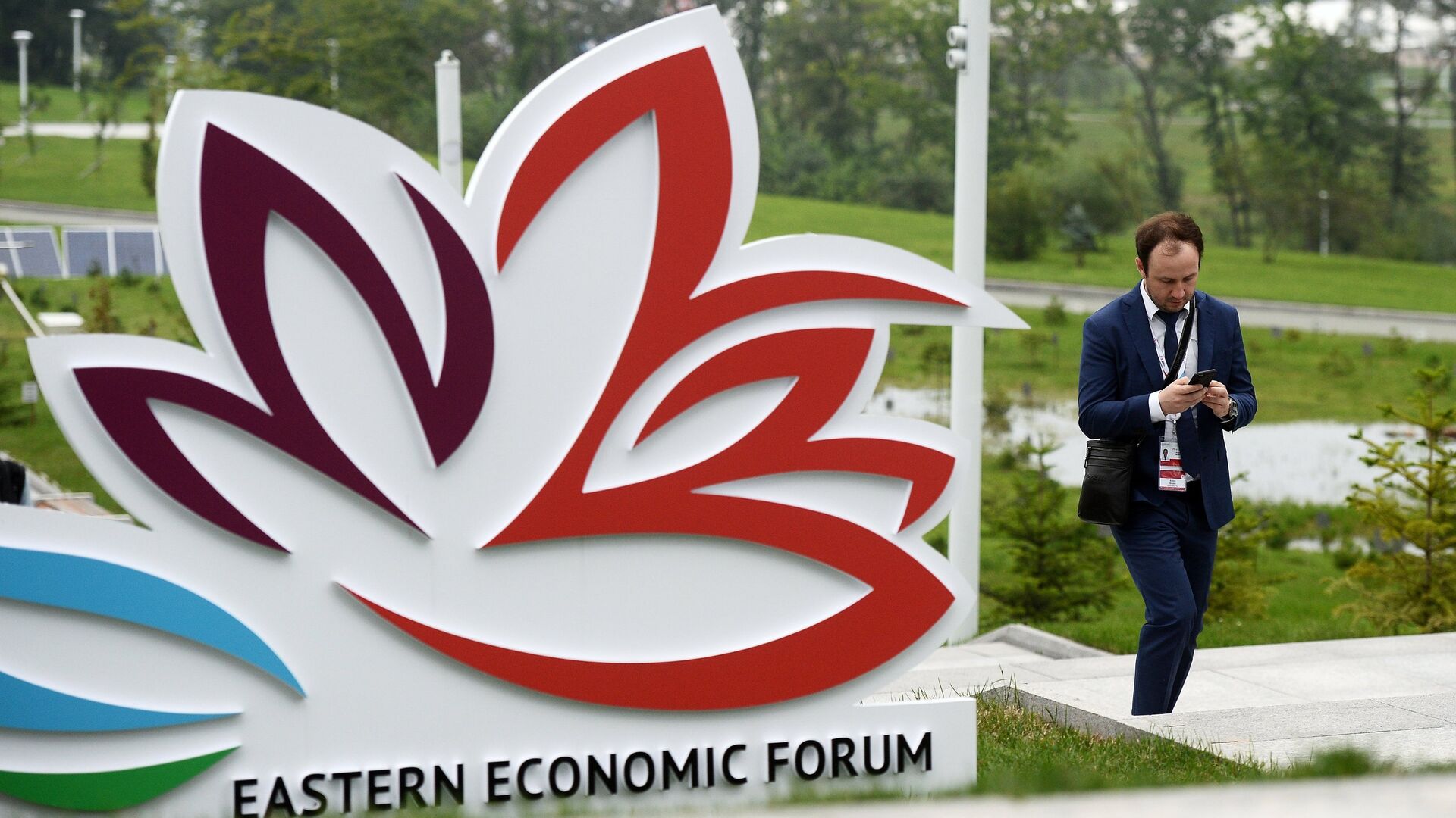 Логотип Восточного экономического форума на территории Дальневосточного федерального университета на острове Русский во Владивостоке - РИА Новости, 1920, 04.09.2025