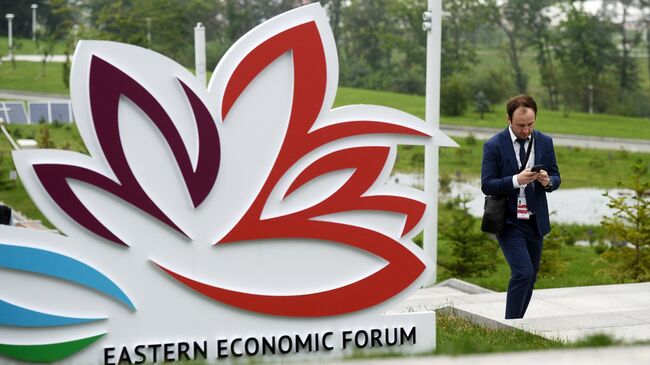 Логотип Восточного экономического форума на территории Дальневосточного федерального университета на острове Русский во Владивостоке