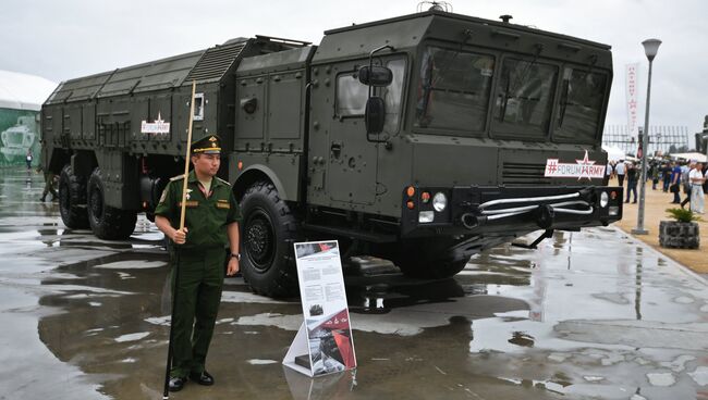 Самоходная пусковая установка  ракетного комплекса Искандер-М на международном военно-техническом форуме Армия-2017. 23 августа 2017