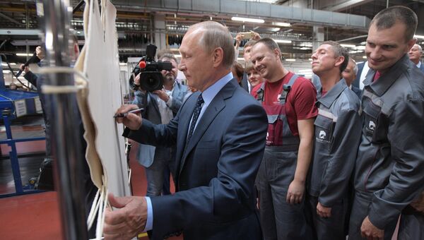Президент РФ Владимир Путин во время посещения Рязанского кожевенного завода группы компаний Русская кожа. 24 августа 2017