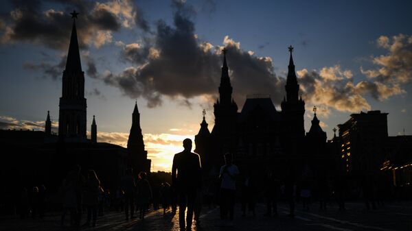 Прохожие на Красной площади в Москве. Архивное фото