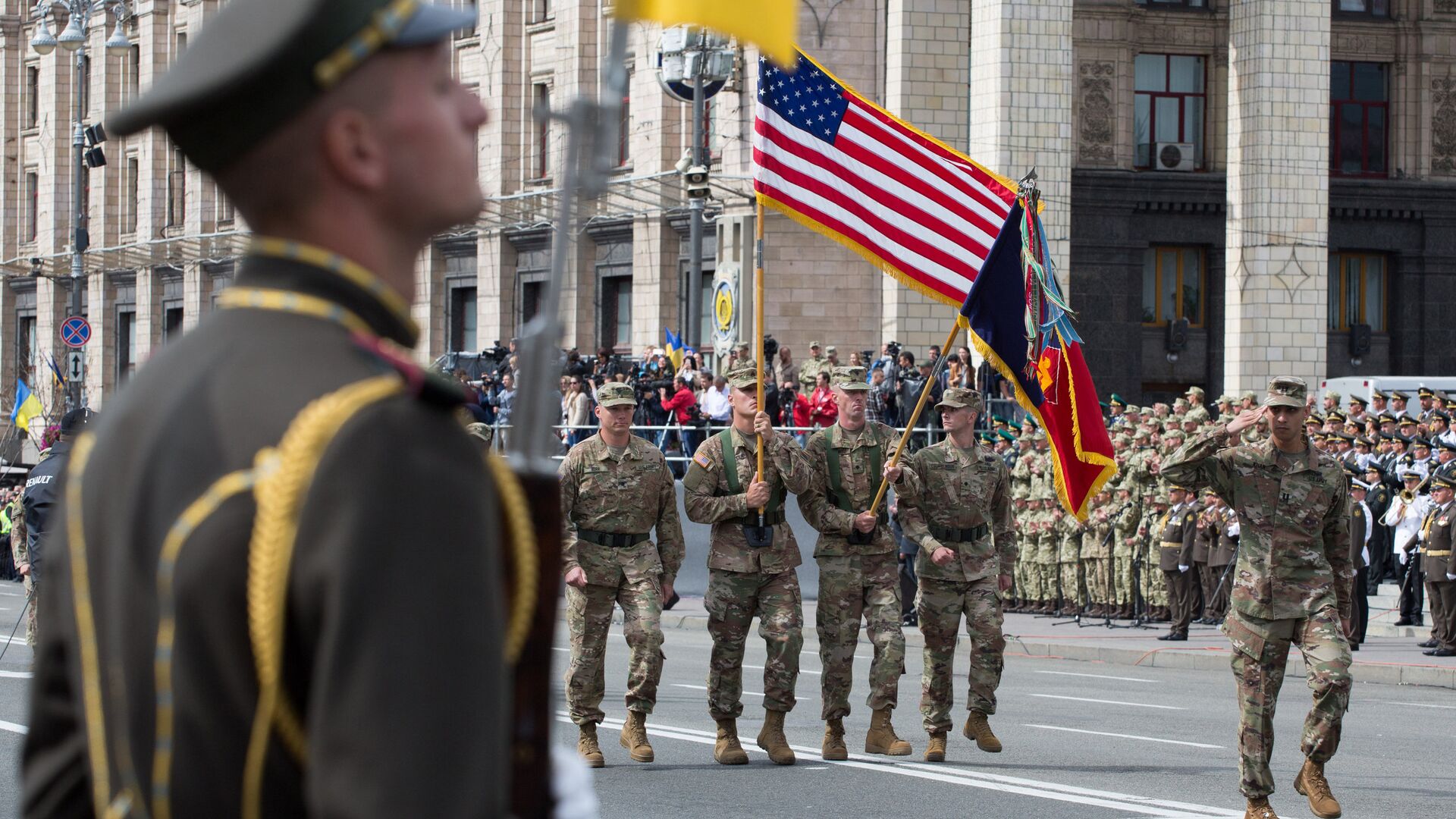 Военнослужащие стран НАТО на параде в честь Дня независимости в Киеве - РИА Новости, 1920, 12.12.2021