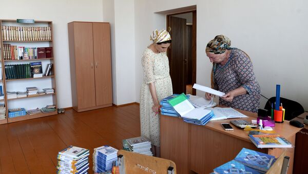 Сотрудники школы №11 в Грозном готовят списки для выдачи учебников. 23 августа 2017