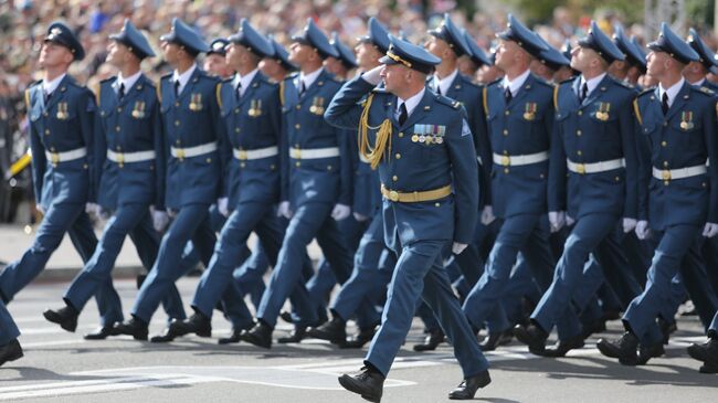 Участники парада в честь Дня независимости Украины в Киеве. 