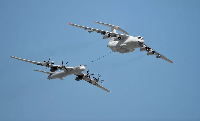 Самолёт-заправщик Ил-78 и стратегический бомбардировщик-ракетоносец Ту-95МС Самолёт-заправщик Ил-78 и стратегический бомбардировщик-ракетоносец Ту-95МС