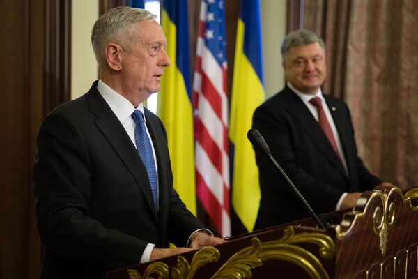 Министр обороны США Джеймс Мэттис во время совместной пресс-конференции с Петром Порошенко в Киеве. 24 августа 2017 Министр обороны США Джеймс Мэттис во время совместной пресс-конференции с Петром Порошенко в Киеве. 24 августа 2017